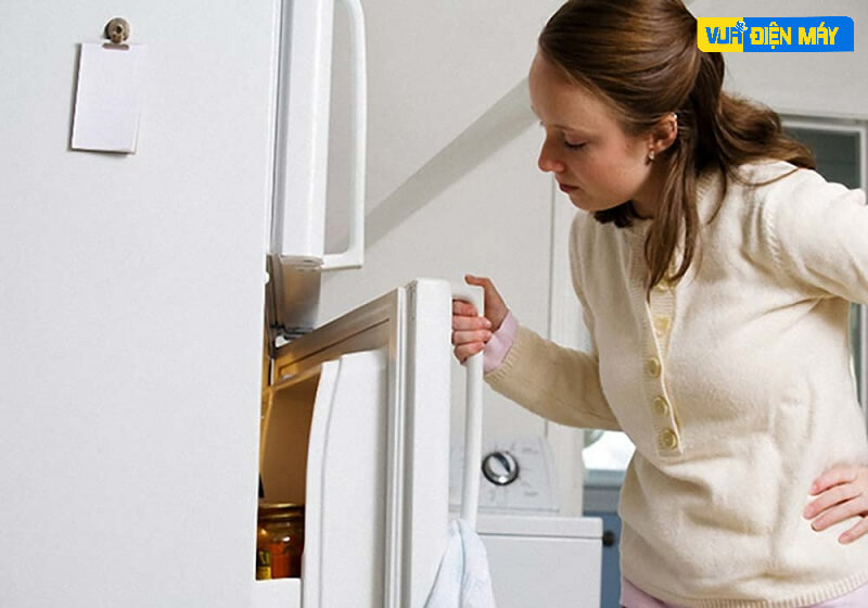 hạn chế mở tủ lạnh thường xuyên