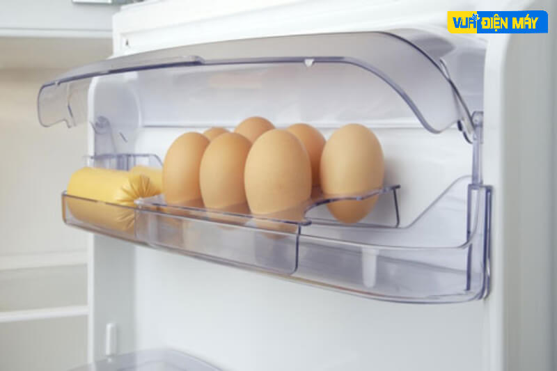 không nên để trứng ở cửa tủ lạnh 