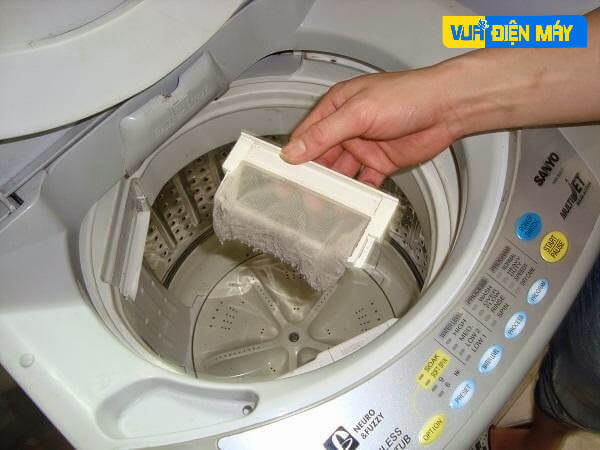 máy giặt bị cặn bẩn do không vệ sinh